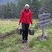 På Mostøl er heldigvis kilden rett utenfor hytteveggen!
Åse Wiik  bærer vannbøttene.