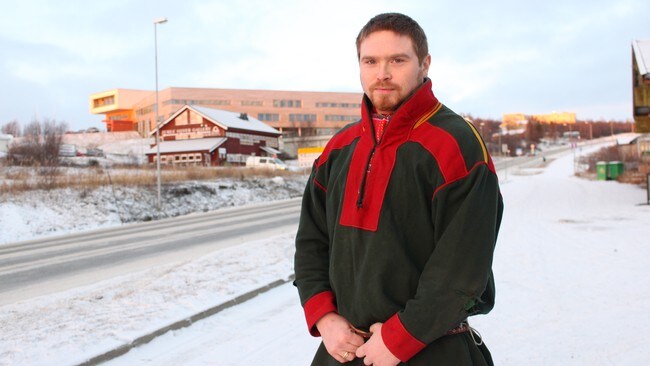 Beaska Niillas i kofte (Foto: Johán Ánte Utsi/NRK Sápmi) Beaska Niillas i kofte (Foto: Johán Ánte Utsi/NRK Sápmi)