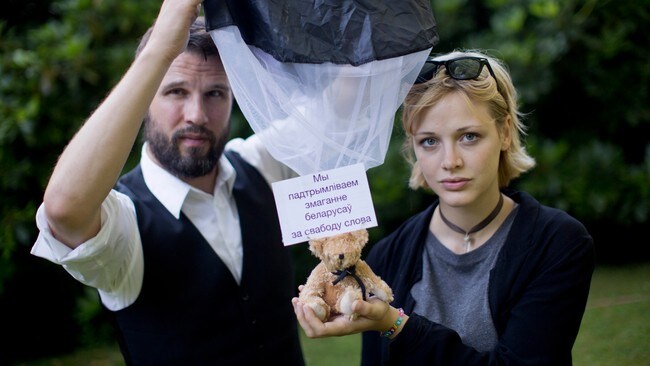 Tomas Mazetti Hannah Frey Kviterussland teddybjørn (Foto: Gero Breloer/Ap) Tomas Mazetti Hannah Frey Kviterussland teddybjørn (Foto: Gero Breloer/Ap)