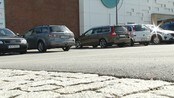 Dropper forslag om avgiftsparkering - Det blir  gratis parkering som før på kjøpesentra og  næringslivet sine eigne  eigedommar. Regjeringa ville tidlegare ha parkeringsbetaling på private arbeidsplassar, men har ombestemt seg.