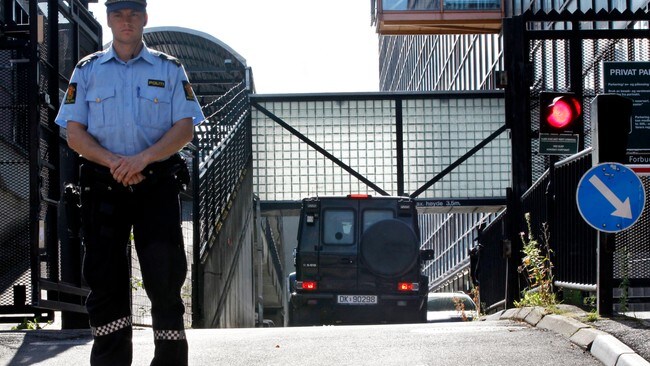 Pansret bil frakter Breivik inn på Politihuset (Foto: Holm, Morten/Scanpix) Pansret bil frakter Breivik inn på Politihuset (Foto: Holm, Morten/Scanpix)