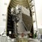 FÅR HAIK: Her jobber teknikere med å feste satellitten SDO på raketten Atlas V. FÅR HAIK: Her jobber teknikere med å feste satellitten SDO på raketten Atlas V.