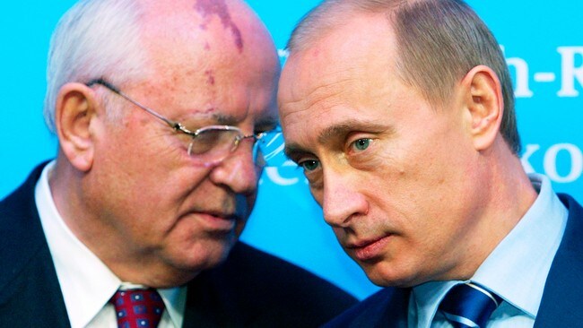 Vladimir Putin og Mikhail Gorbatsjov (Foto: CHRISTIAN CHARISIUS/Reuters) Vladimir Putin og Mikhail Gorbatsjov (Foto: CHRISTIAN CHARISIUS/Reuters)