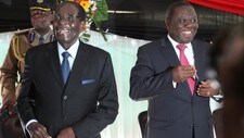 Zimbabwes nye grunnlov er signert (Foto: Tsvangirayi Mukwazhi/Ap) Zimbabwes nye grunnlov er signert (Foto: Tsvangirayi Mukwazhi/Ap)