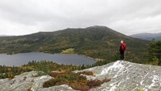 Nedstigninga fra Rognlifjellet rommer flotte utsikspunkt. Som her mot Sætra og Slettefjell