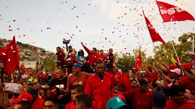 VENEZUELA-ELECTION/ Venezuela's President Chavez greets supporters during election rally in Caracas (Foto: Carlos Garcia Rawlins/Reuters/NTB Scanpix) VENEZUELA-ELECTION/ Venezuela's President Chavez greets supporters during election rally in Caracas (Foto: Carlos Garcia Rawlins/Reuters/NTB Scanpix)