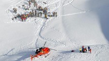 Snøras i Alpene (Foto: Keystone, Lukas Lehmann, Pool/Scanpix/AP) Snøras i Alpene (Foto: Keystone, Lukas Lehmann, Pool/Scanpix/AP)