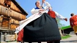 Folkedans på Numedalstunet i Valdres. Gro Haraldsdotter Arneng og Gunnar Kværne Amundsen danser. (Foto: Åserud, Lise/SCANPIX) Folkedans på Numedalstunet i Valdres. Gro Haraldsdotter Arneng og Gunnar Kværne Amundsen danser. (Foto: Åserud, Lise/SCANPIX)