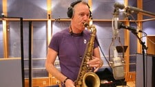 Petter Wettre spiller Giant Steps i NRK Jazz-studio (Foto: Erling Wicklund/NRK) Petter Wettre spiller Giant Steps i NRK Jazz-studio (Foto: Erling Wicklund/NRK)