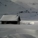 Uthuset på Vending i april 2010. Etter en dag med storm der vi ikke kunne gå videre til planlagt Høgabu er vi betatt av det underfulle synet og kontrastene i landskapet i Bergsdalen.