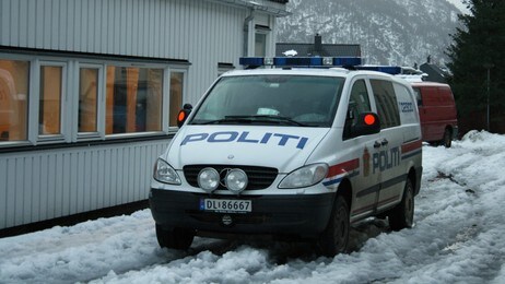Politiet på plass utanfor Sauda ungdomsskule (Foto: Jonas Rød) Politiet på plass utanfor Sauda ungdomsskule (Foto: Jonas Rød)
