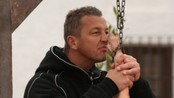 Ole Klemetsen lukter på grisen