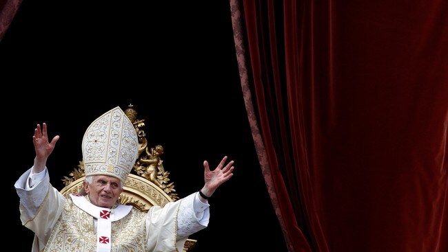 POPE/EASTER Pope Benedict XVI waves as he makes his 'Urbi et Orbi' (To the city and the world) address from a balcony in St. Peter's Square in Vatican (Foto: ALESSANDRO BIANCHI/Reuters) POPE/EASTER Pope Benedict XVI waves as he makes his 'Urbi et Orbi' (To the city and the world) address from a balcony in St. Peter's Square in Vatican (Foto: ALESSANDRO BIANCHI/Reuters)