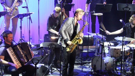Marius Neset med Trondheim Jazzorkester (Foto: Erling Wicklund/NRK) Marius Neset med Trondheim Jazzorkester (Foto: Erling Wicklund/NRK)