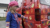 Astrid Wûrtz viser fram dekoren på russebilen Flower Power (Foto: Tone Merete Lillesvangstu/NRK) Astrid Wûrtz viser fram dekoren på russebilen Flower Power (Foto: Tone Merete Lillesvangstu/NRK)