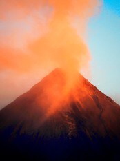 Vulkanen Mayon med utbrudd (Foto: REUTERS/Erik de Castro) Vulkanen Mayon med utbrudd (Foto: REUTERS/Erik de Castro)