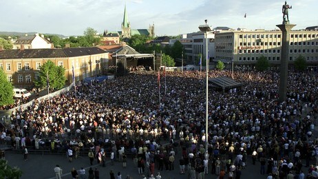 Folkefest på Torvet i Trondheim under Bob Dylan konserten i 2001. (Foto: Kallestad, Gorm/SCANPIX) Folkefest på Torvet i Trondheim under Bob Dylan konserten i 2001. (Foto: Kallestad, Gorm/SCANPIX)