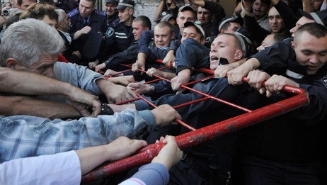 Timosjenko-tilhengere i Kiev (Foto: Sergei Chuzavkov/Ap) Timosjenko-tilhengere i Kiev (Foto: Sergei Chuzavkov/Ap)