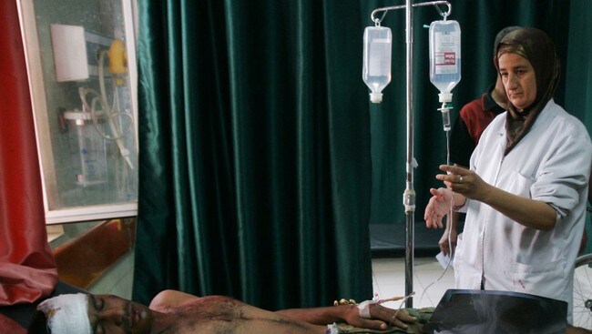 Irakisk sykepleier overvåker en skadd soldat etter selvmordsangrep nær Kirkuk. (Foto: MARWAN IBRAHIM/Scanpix/AFP)