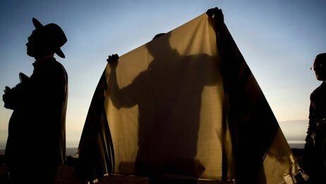 Jøder ber ved Dødehavet (Foto: SEBASTIAN SCHEINER/AP)