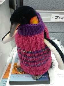Tøypingvin med genser (Foto: The Yarn Kitchen)