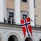 Flagget fires på halv stang på Slottet litt over klokken fem søndag ettermiddag, etter at det ble gjort kjent at prinsesse Ragnhild døde i sitt hjem i Rio de Janeiro tidligere på dagen.