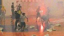 HANDBALL-GREECE/VIOLENCE (Foto: STR/Reuters) HANDBALL-GREECE/VIOLENCE (Foto: STR/Reuters)