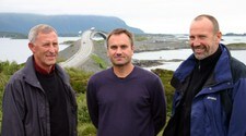 Daglig leder Harald Dirdal (i midten) i selskapet Havgul planlegger nå flere utbygginger av vindmøll (Foto: Kjell Herskedal/SCANPIX)