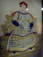 TAIWAN/ A man walks past a portrait of the Yongzheng emperor at the National Palace Museum in Taipei (Foto: PICHI CHUANG/REUTERS) TAIWAN/ A man walks past a portrait of the Yongzheng emperor at the National Palace Museum in Taipei (Foto: PICHI CHUANG/REUTERS)