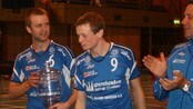 Kaptein Tor Kristian Kvammen og Andreas Haug med det gjeve trofeet.