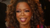 Oprah Winfrey på vei inn på en veldedighetsmiddag i februar 2007. (Foto: Rich Schmitt/Scanpix/AFP)
