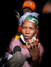 Kvinnen som sier hun er den reddedes mor (Foto: Kena Betancur/Scanpix/Reuters) Kvinnen som sier hun er den reddedes mor (Foto: Kena Betancur/Scanpix/Reuters)