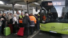 Buss for tog, Oslo S (Foto: Erik Engen/NRK)
