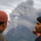 To indonesiske menn følger med på utbruddet i Sinabung-vulkanen.