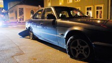 Den stjålne bilen ble stanset på fortauet i Erling Skakkes gate. (Foto: Henrik Sundgård/NRK)