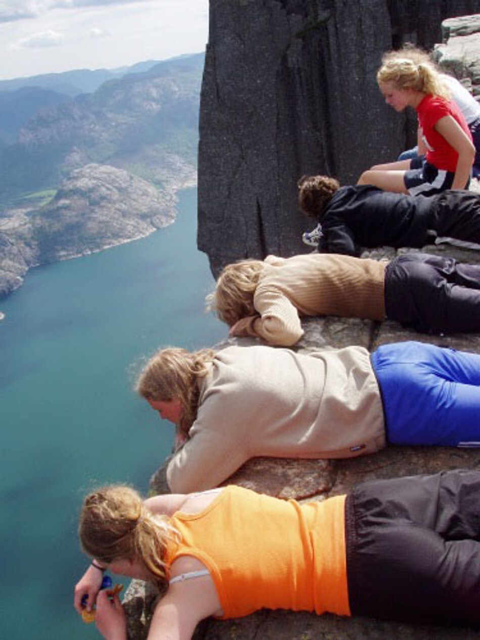 Ligger du på kanten av Preikestolen kjenner du garantert suget i magen.