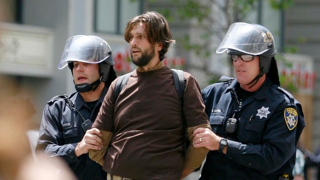 USA-OCCUPY/MAY1 Occupy demonstrator is arrested during rally in the streets as part of a nation-wide May Day protest in Oakland (Foto: JANA ASENBRENNEROVA/Reuters) USA-OCCUPY/MAY1 Occupy demonstrator is arrested during rally in the streets as part of a nation-wide May Day protest in Oakland (Foto: JANA ASENBRENNEROVA/Reuters)