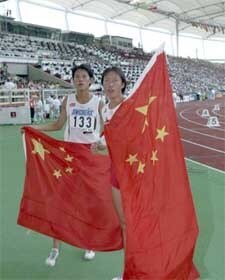 Liu Dong (t.v.) og Lu Yi (som ble nummer fire) etter 1500-meteren i Stuttgart-VM. (Scanpix/AP)