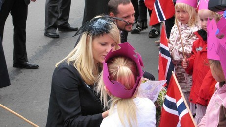 Kroningsreise 2006 Kristiansund: barnehagebarn (Foto: Odd Sørås/NRK)