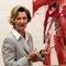 Dronning Sonja foran verket «Rødt» av Inger Sitter. - Bildet er en kraftsalve fra en sterk dame, sa Dronning Sonja.
