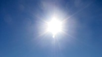 Sol på blå himmel (Foto: colourbox.com)
