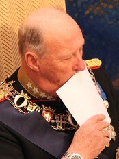 Kong Harald på Sametinget (Foto: Sigve Nedredal/NRK)