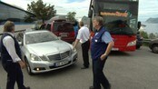 Turistkaos utan politi - Yrkessjåførar i Ålesund reagerer på at politiet ikkje er meir til stades og dirigerer trafikken når det er så mykje turistar i byen som i dag. Tre gigantskip fylte byen med 7500 turistar, og då er det ikkje alt som går som det skal.