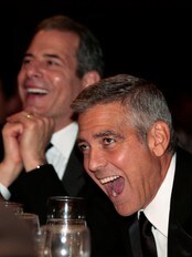 George Clooney ler godt av Obamas vitser under den årlige pressemiddagen i 2012 (Foto: LARRY DOWNING/Reuters) George Clooney ler godt av Obamas vitser under den årlige pressemiddagen i 2012 (Foto: LARRY DOWNING/Reuters)