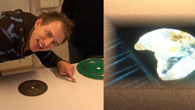 Per Olav Alvestad med Norges trolig minste diamant (Foto: Mikroskopbilde: Morten Often, NGU)