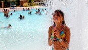 En jente leker i vannet i Irving i Texas hvor temperaturen ligger på nærmere 40 grader om dagen