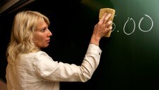 lærer vasker tavla (Foto: Sigurdsøn, Bjørn/SCANPIX)