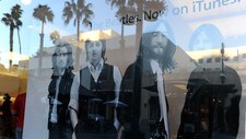 The Beatles-poster i en Apple-butikk i Santa Monica, USA (Foto: GABRIEL BOUYS/Afp) The Beatles-poster i en Apple-butikk i Santa Monica, USA (Foto: GABRIEL BOUYS/Afp)