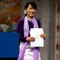 En smilende Aung San Suu Kyi har gjennomført det som hun skulle gjort i 1991. En smilende Aung San Suu Kyi har gjennomført det som hun skulle gjort i 1991.