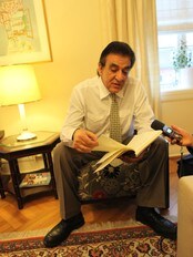 Naim Araidi leser i sin egen bok (Foto: Cathrine Elnan/NRK.no) Naim Araidi leser i sin egen bok (Foto: Cathrine Elnan/NRK.no)